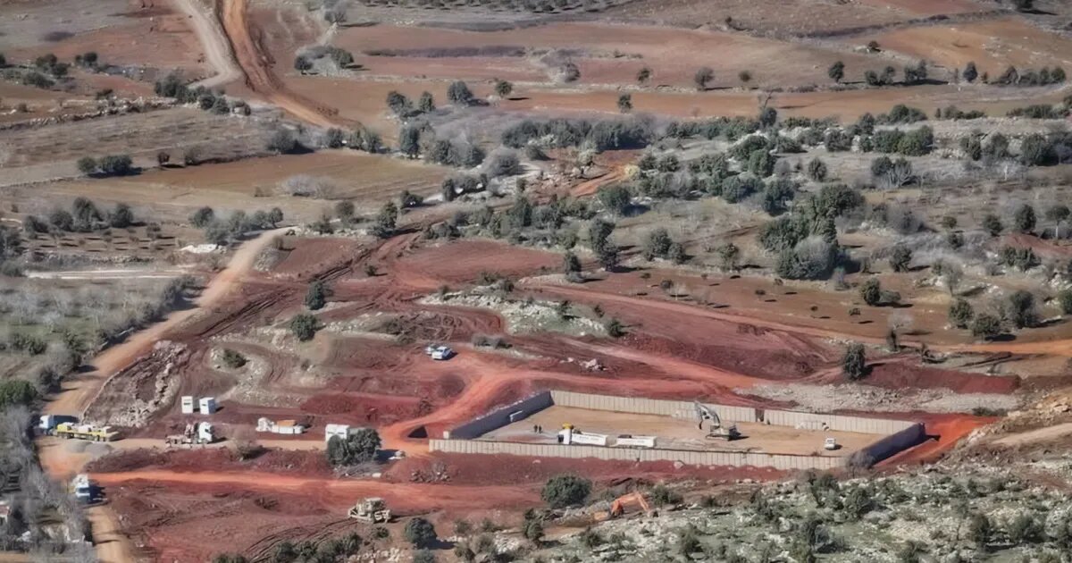 فيديو | لقطات جوية تظهر مواقع عسكرية إسرائيلية قيد الإنشاء داخل سوريا في القنيطرة