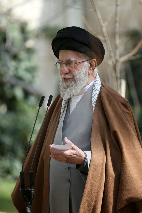 کاشت سه اصله نهال توسط رهبر انقلاب در روز درختکاری