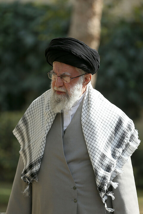 کاشت سه اصله نهال توسط رهبر انقلاب در روز درختکاری