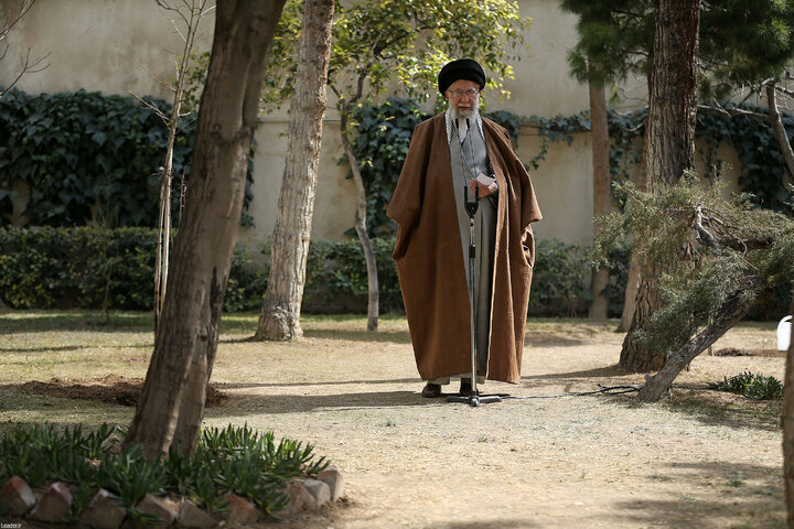 کاشت سه اصله نهال توسط رهبر انقلاب در روز درختکاری