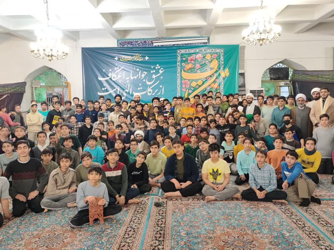 نشست صمیمی تولیت مسجد مقدس جمکران با دانشآموزانِ معتکف
