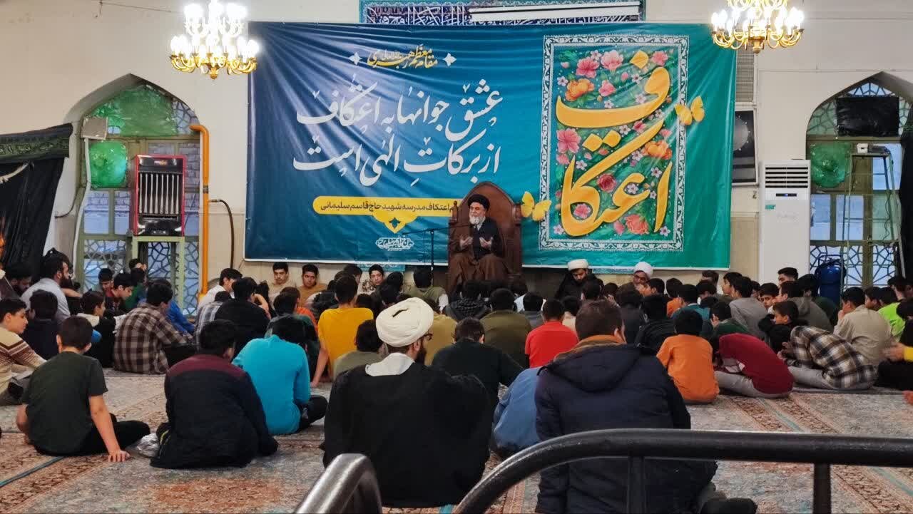 نشست صمیمی تولیت مسجد مقدس جمکران با دانشآموزانِ معتکف