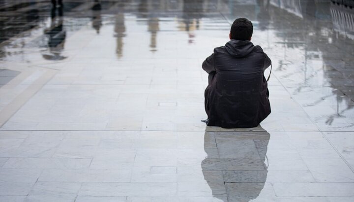 قطرات الغيث وأعين الزائرين.. مشهد رمضاني يروي القلوب عند مرقد الإمام الحسين (ع)