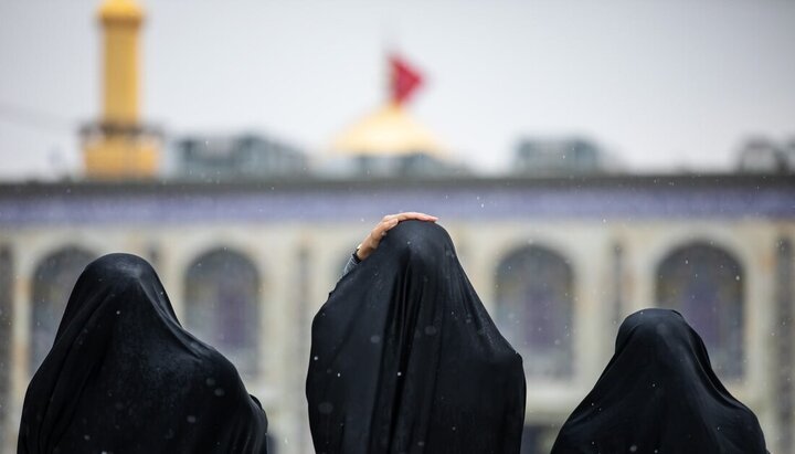 قطرات الغيث وأعين الزائرين.. مشهد رمضاني يروي القلوب عند مرقد الإمام الحسين (ع)