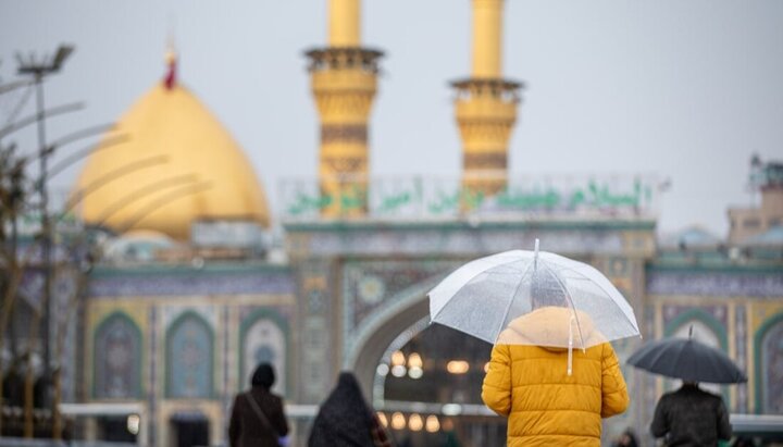 قطرات الغيث وأعين الزائرين.. مشهد رمضاني يروي القلوب عند مرقد الإمام الحسين (ع)