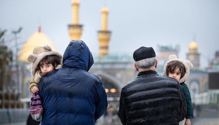 قطرات الغيث وأعين الزائرين.. مشهد رمضاني يروي القلوب عند مرقد الإمام الحسين (ع)