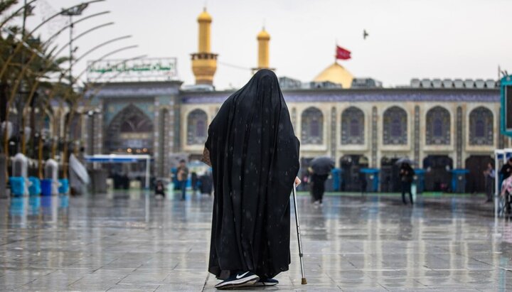 قطرات الغيث وأعين الزائرين.. مشهد رمضاني يروي القلوب عند مرقد الإمام الحسين (ع)