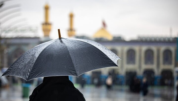 قطرات الغيث وأعين الزائرين.. مشهد رمضاني يروي القلوب عند مرقد الإمام الحسين (ع)