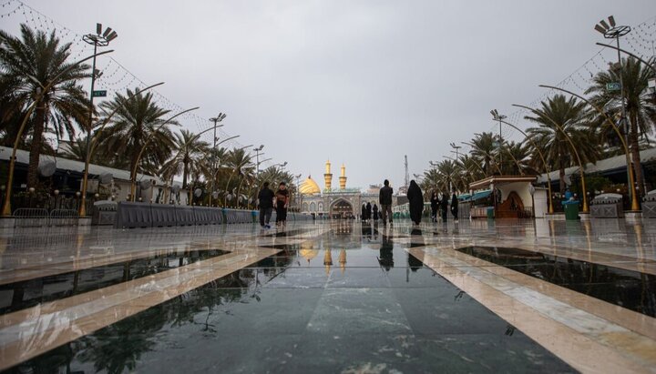 قطرات الغيث وأعين الزائرين.. مشهد رمضاني يروي القلوب عند مرقد الإمام الحسين (ع)