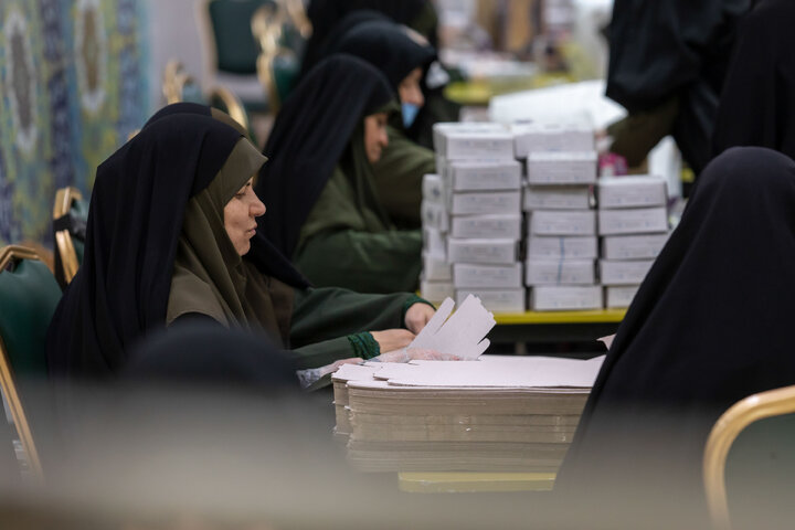 گزارش تصویری | بسته‌بندی افطاری سبک در حرم مطهر رضوی