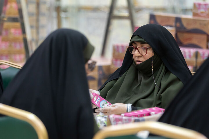 گزارش تصویری | بسته‌بندی افطاری سبک در حرم مطهر رضوی