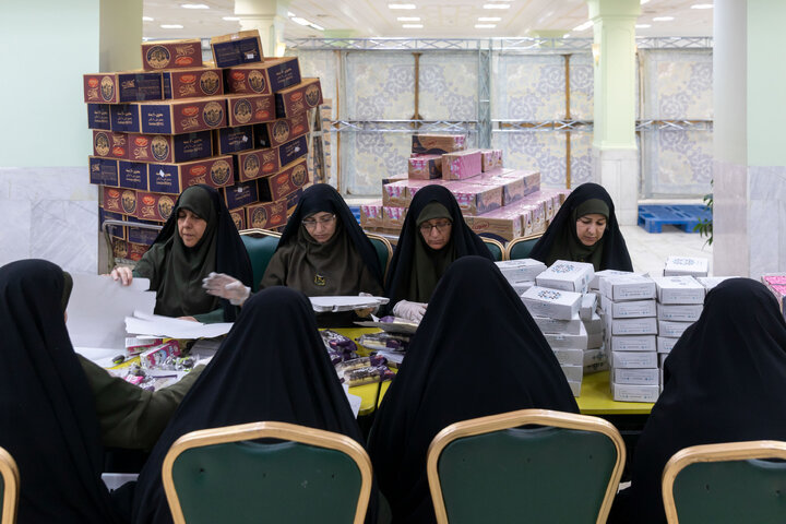 گزارش تصویری | بسته‌بندی افطاری سبک در حرم مطهر رضوی