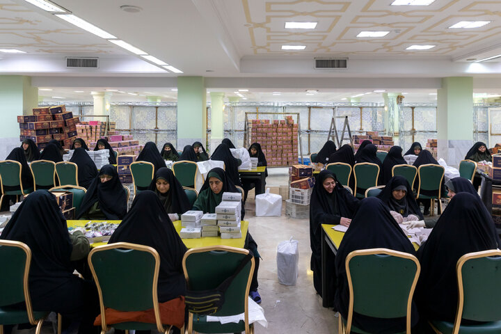 گزارش تصویری | بسته‌بندی افطاری سبک در حرم مطهر رضوی