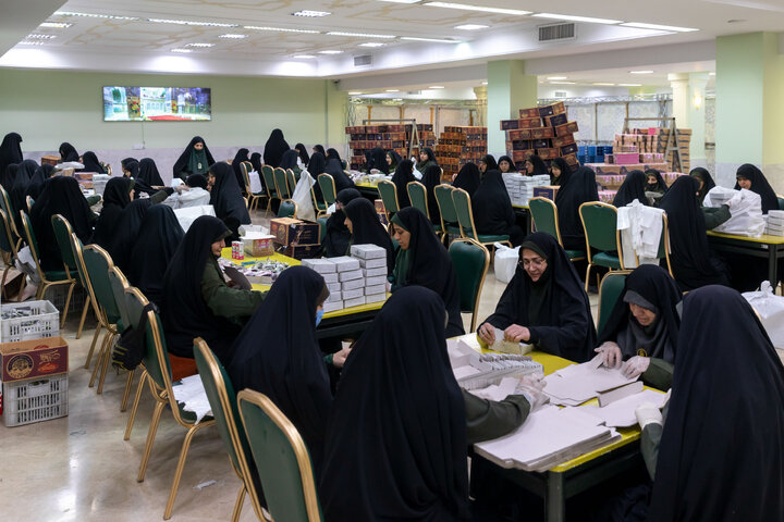 گزارش تصویری | بسته‌بندی افطاری سبک در حرم مطهر رضوی