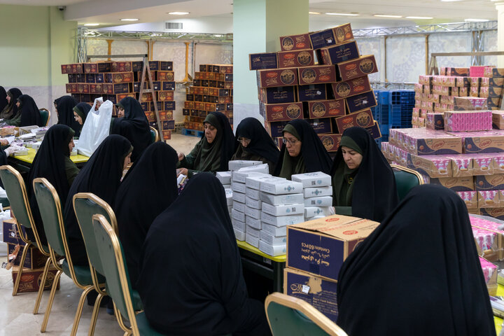 گزارش تصویری | بسته‌بندی افطاری سبک در حرم مطهر رضوی