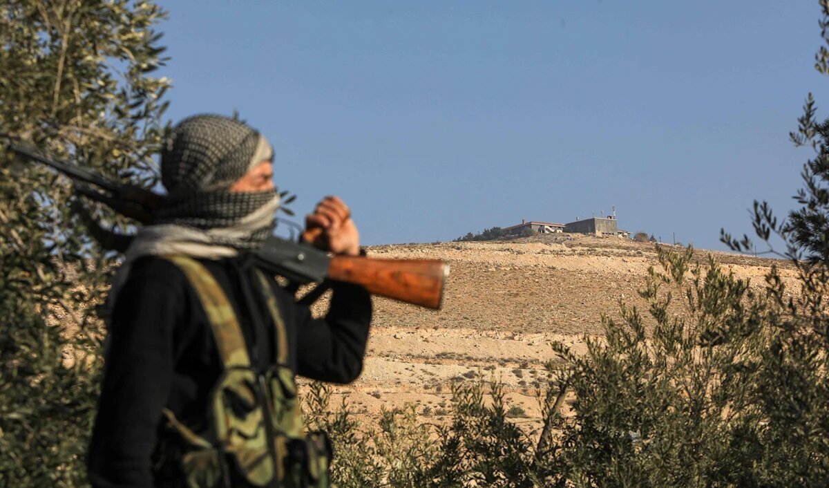 Komkujiya sivîlên elewî li parêzgehên peravên Sûriyê/Li bajarên Cebla, Tertûs û Laziqiyê şer û pevçûn didomin.