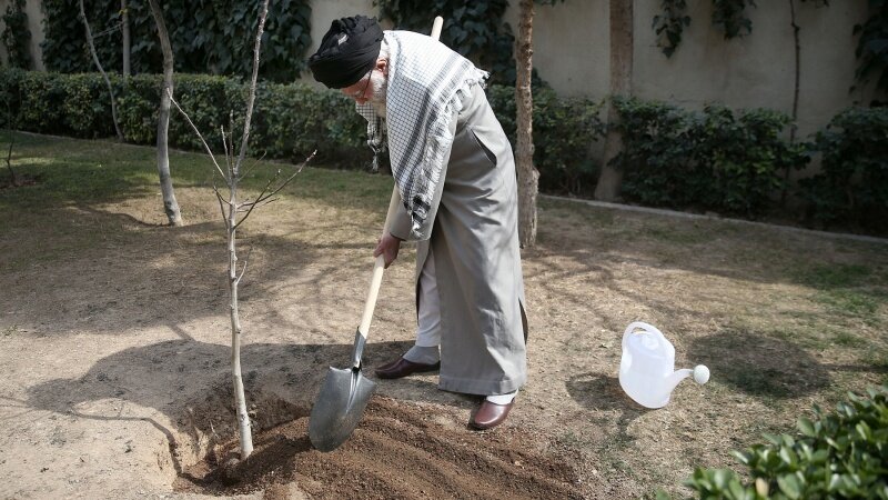 写真特集：「植樹の日」に苗木を植えるイラン最高指導者