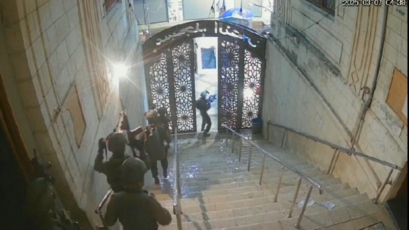 Израильская армия подожгла мечеть на Западном берегу