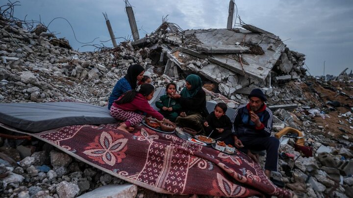 گزارش تصویری | افطار خانواده فلسطینی بر ویرانههای خانه خود