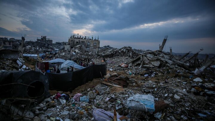 گزارش تصویری | افطار خانواده فلسطینی بر ویرانههای خانه خود