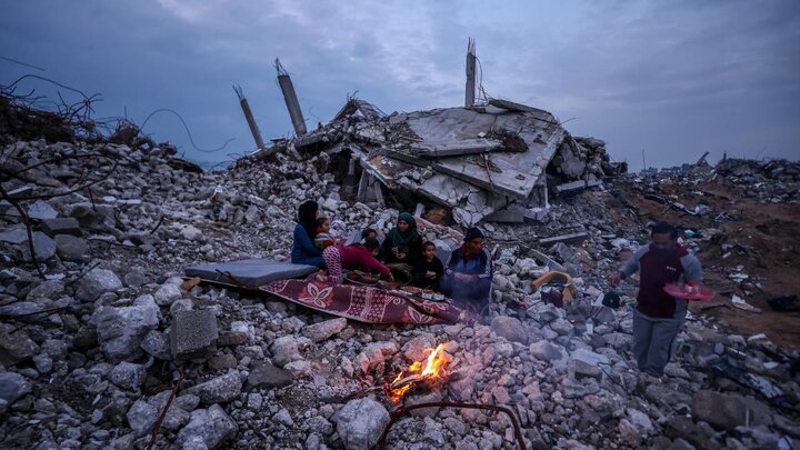 گزارش تصویری | افطار خانواده فلسطینی بر ویرانههای خانه خود