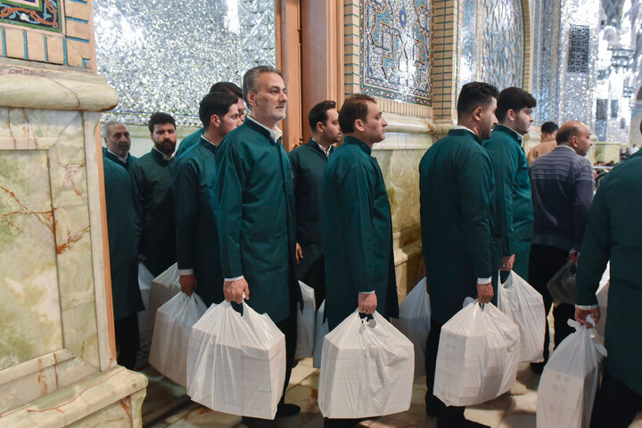 گزارش تصویری | توزیع افطاری سبک در حرم مطهر رضوی