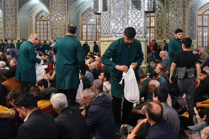 گزارش تصویری | توزیع افطاری سبک در حرم مطهر رضوی