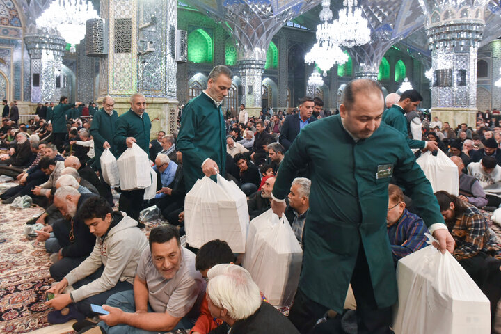 گزارش تصویری | توزیع افطاری سبک در حرم مطهر رضوی