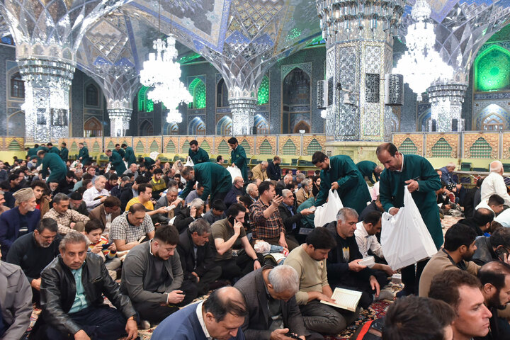 گزارش تصویری | توزیع افطاری سبک در حرم مطهر رضوی