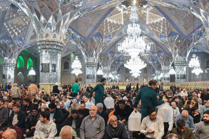 گزارش تصویری | توزیع افطاری سبک در حرم مطهر رضوی