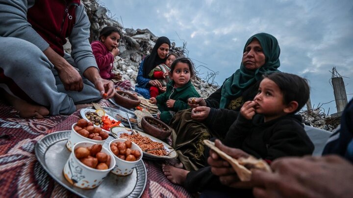 Rapora vîdyoyê | Malbata Filistînî li ser kavilên mala xwe fitarê dişkînin