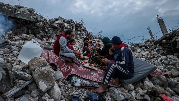 Rapora vîdyoyê | Malbata Filistînî li ser kavilên mala xwe fitarê dişkînin