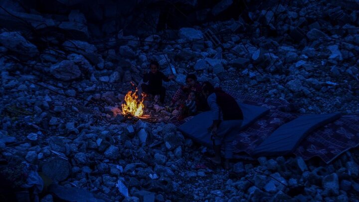 Rapora vîdyoyê | Malbata Filistînî li ser kavilên mala xwe fitarê dişkînin