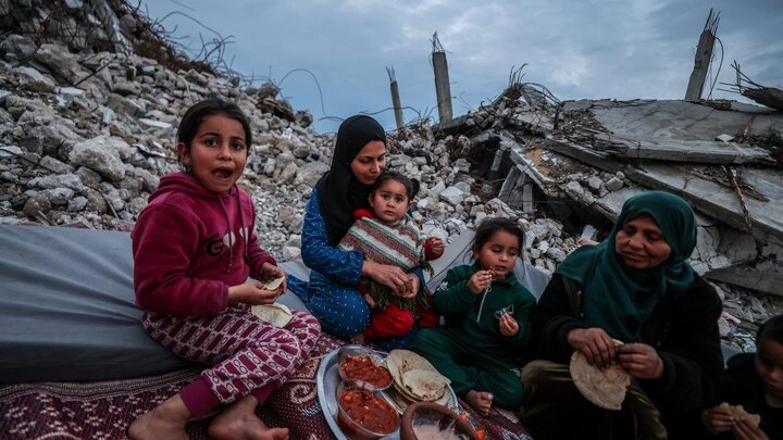 Rapora vîdyoyê | Malbata Filistînî li ser kavilên mala xwe fitarê dişkînin