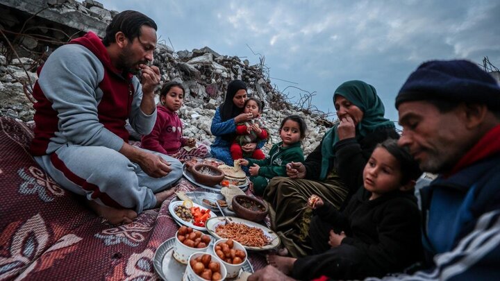 Rapora vîdyoyê | Malbata Filistînî li ser kavilên mala xwe fitarê dişkînin