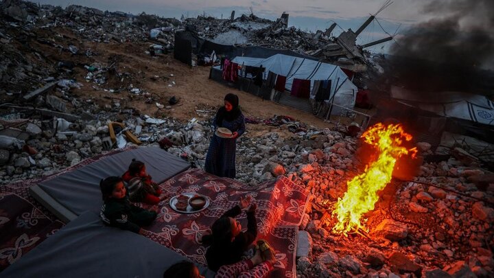 Rapora vîdyoyê | Malbata Filistînî li ser kavilên mala xwe fitarê dişkînin