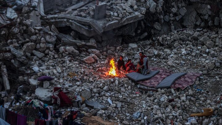 Rapora vîdyoyê | Malbata Filistînî li ser kavilên mala xwe fitarê dişkînin