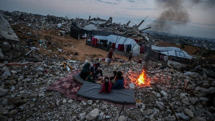 Rapora vîdyoyê | Malbata Filistînî li ser kavilên mala xwe fitarê dişkînin