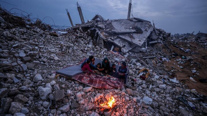 Rapora vîdyoyê | Malbata Filistînî li ser kavilên mala xwe fitarê dişkînin