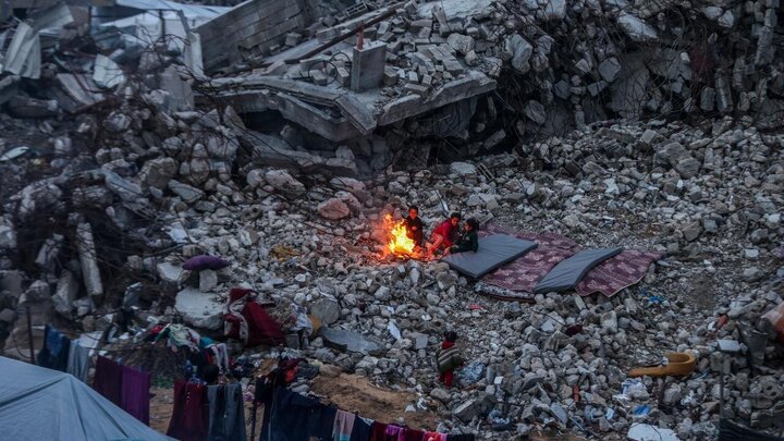 Rapora vîdyoyê | Malbata Filistînî li ser kavilên mala xwe fitarê dişkînin