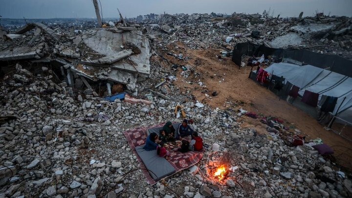 Rapora vîdyoyê | Malbata Filistînî li ser kavilên mala xwe fitarê dişkînin