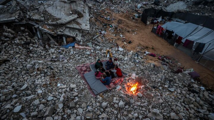 Rapora vîdyoyê | Malbata Filistînî li ser kavilên mala xwe fitarê dişkînin