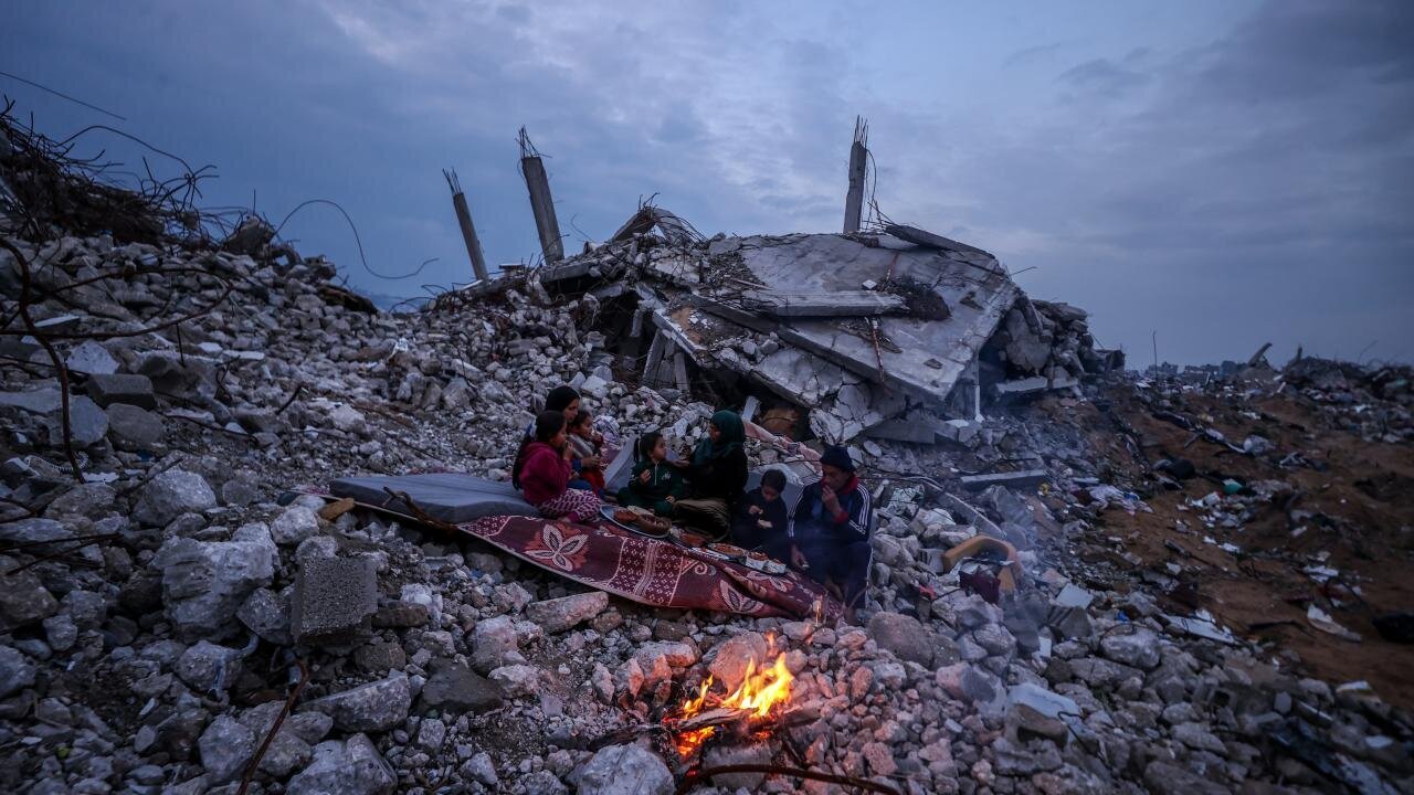 Rapora vîdyoyê | Malbata Filistînî li ser kavilên mala xwe fitarê dişkînin