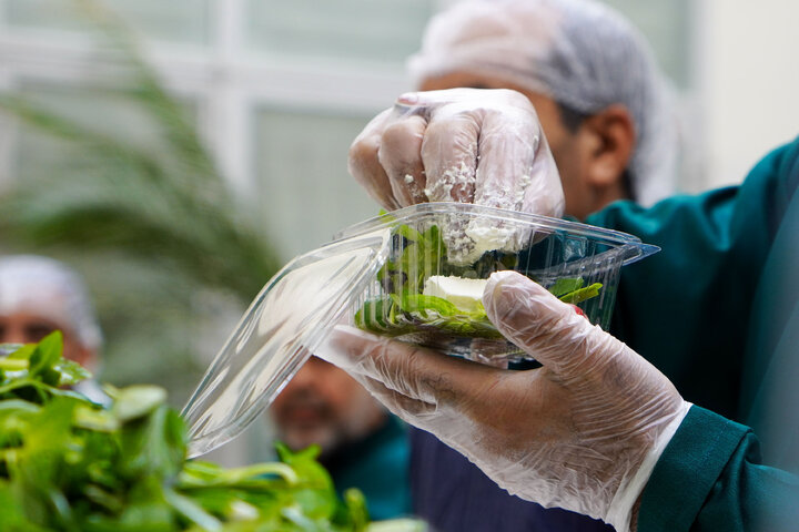 گزارش تصویری | بسته بندی و توزیع افطار سبک در چایخانه حضرت رضا علیه‌السلام