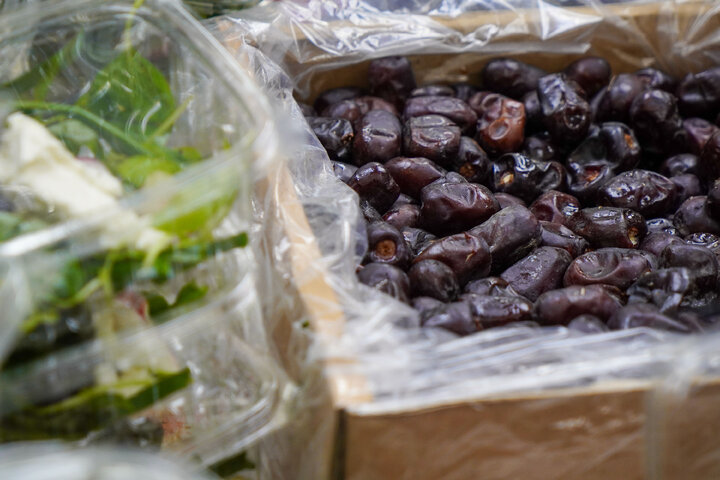 گزارش تصویری | بسته بندی و توزیع افطار سبک در چایخانه حضرت رضا علیه‌السلام