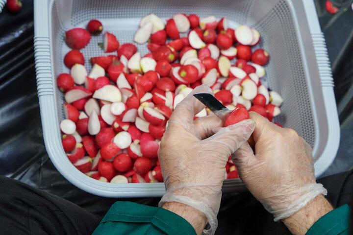 گزارش تصویری | بسته بندی و توزیع افطار سبک در چایخانه حضرت رضا علیه‌السلام