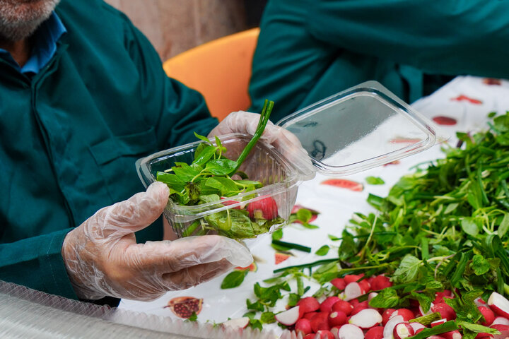 گزارش تصویری | بسته بندی و توزیع افطار سبک در چایخانه حضرت رضا علیه‌السلام