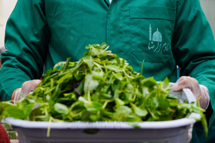 گزارش تصویری | بسته بندی و توزیع افطار سبک در چایخانه حضرت رضا علیه‌السلام