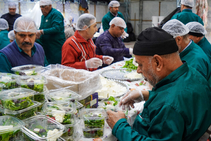 گزارش تصویری | بسته بندی و توزیع افطار سبک در چایخانه حضرت رضا علیه‌السلام