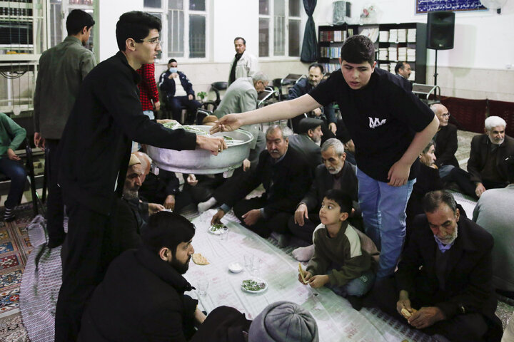 گزارش تصویری | سفره آسمانی به نیت شهدا